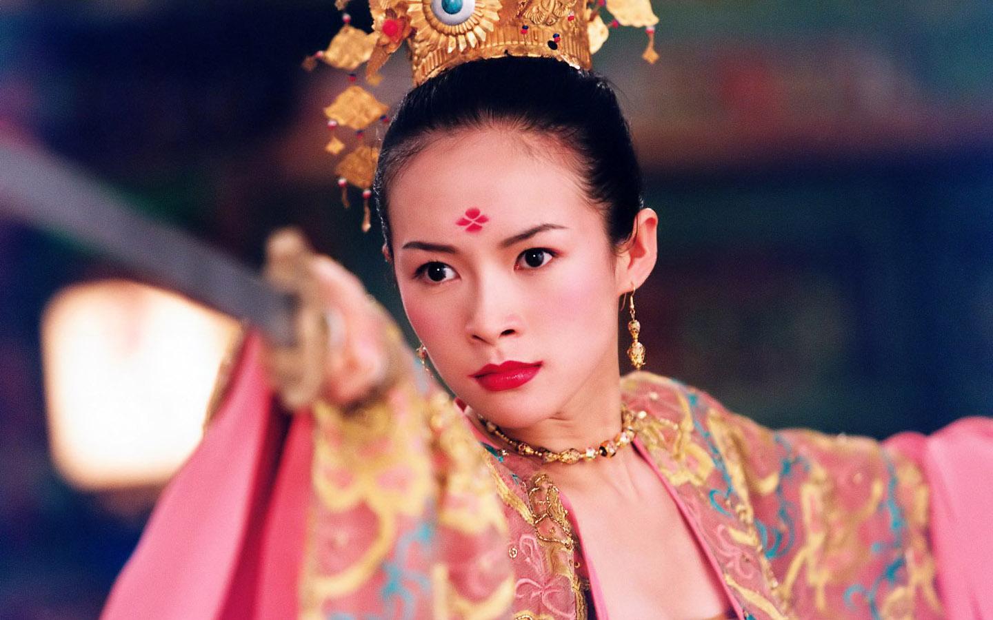 巩俐周冬雨惊艳亮相,巩俐和周冬雨为什么不合照