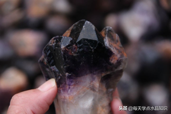 摸黑赶水晶原料交易早市去晚一晚人影都找着了