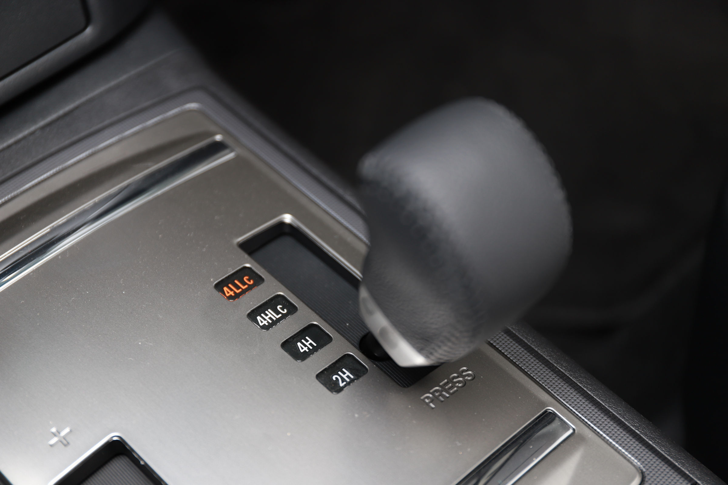 帕杰罗v77与lc100陆巡4500哪个好,2020款三菱进口帕杰罗越野视频