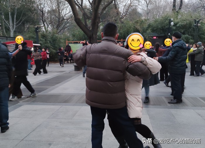 中老年人跳交谊舞的裙子,中老年人交谊舞表演