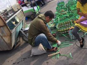 70岁老人编筐用的什么原材料,70岁老人编竹篮后续