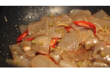 看到了就如获至宝定会买回家，配上剁辣椒炒一盘，酸辣滑嫩好过瘾