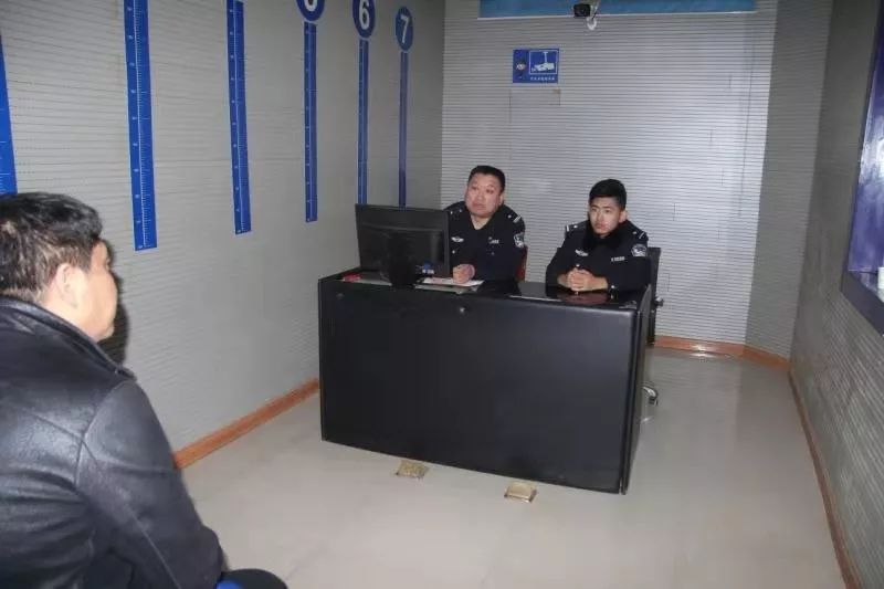 八一建军节向警营中的转业军人致敬