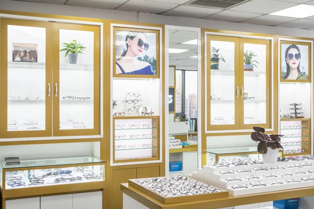 蔡司依视路眼镜店一般打几折,眼镜店蔡司依视路几折