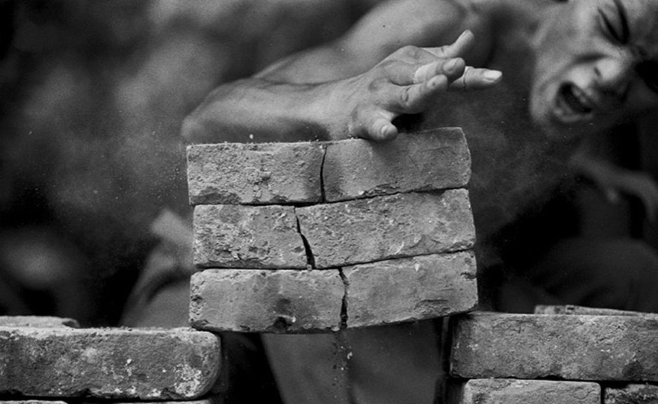 古代少林寺武僧练武踩凹地板,少林寺武僧进入部队练武