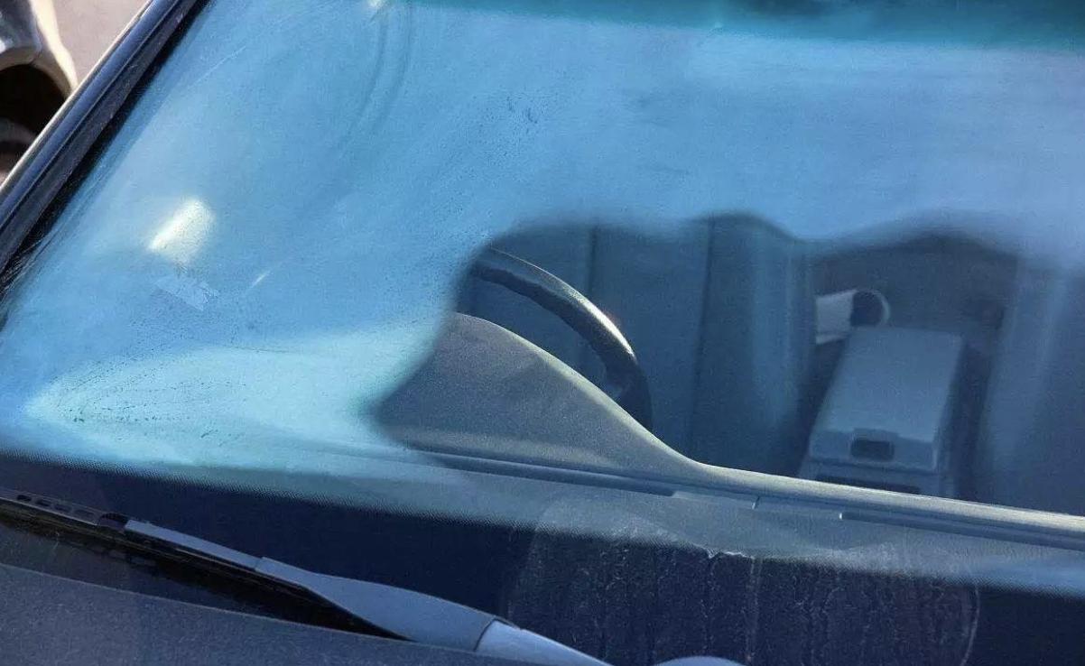 汽车前挡风玻璃油膜怎么处理,汽车玻璃油膜去除剂什么牌子好