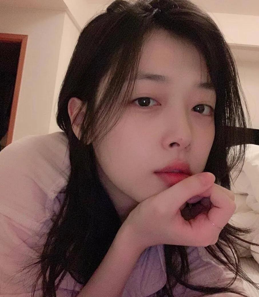 崔雪莉一颗正在腐烂的水蜜桃，鲜活的肉体都在排队走向坟墓。