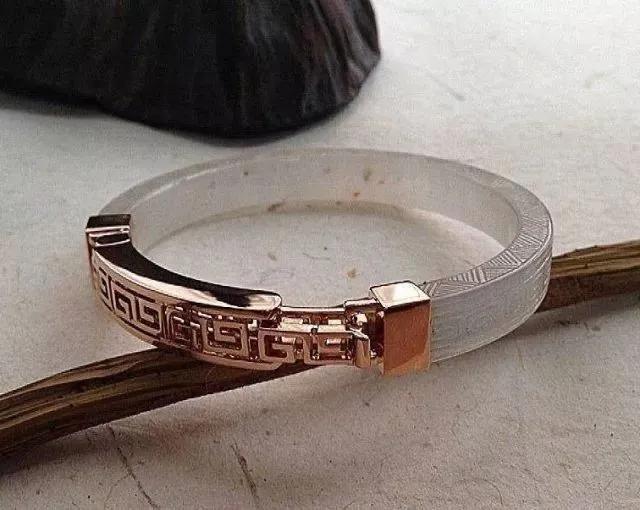 玉镯断裂但是没断开怎么修复,网上玉粉修复玉镯断裂是真是假