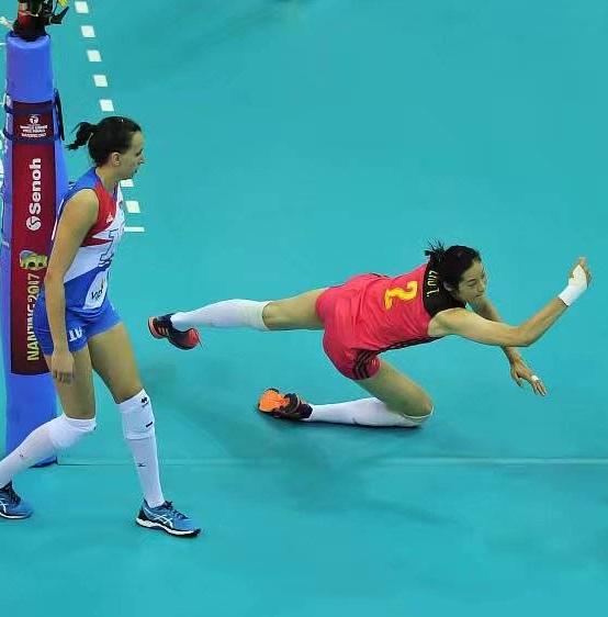 排球朱婷精彩瞬间,朱婷救球手腕受伤