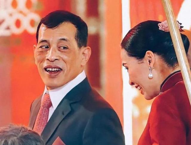 花心泰王也温柔?结婚周年陪王后穿情侣装,满脸宠溺给娇妻打下手