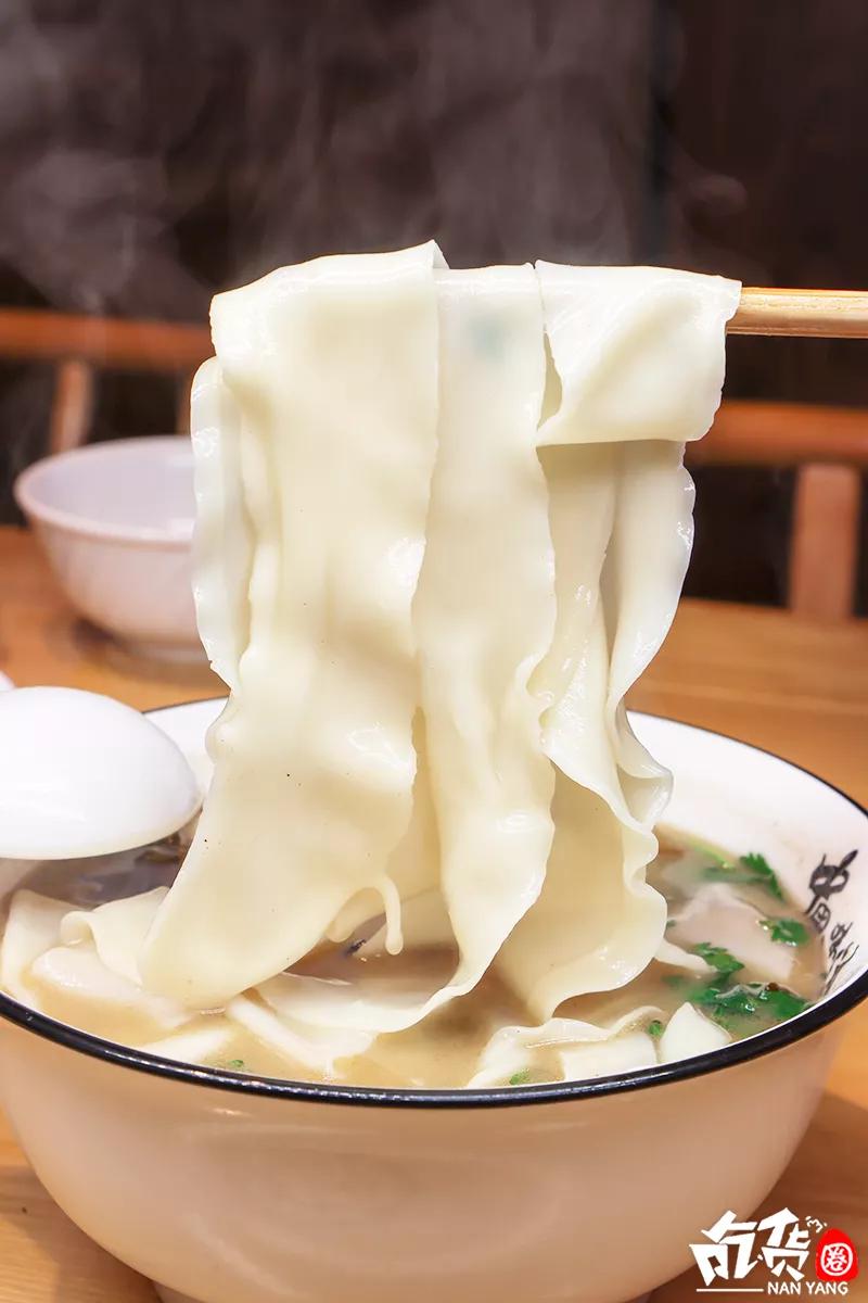 南阳这家羊肉汤，每天卖出200碗！进门先排队，羊肉包子抢着吃