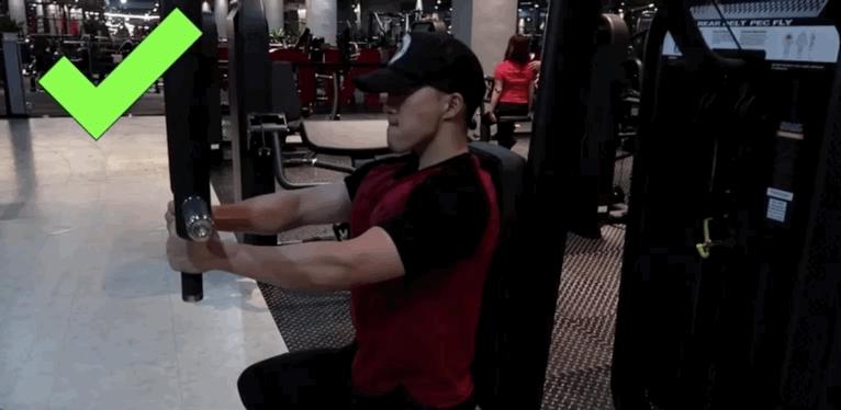 蝴蝶机夹胸常见错误,卧式蝴蝶机夹胸的正确做法