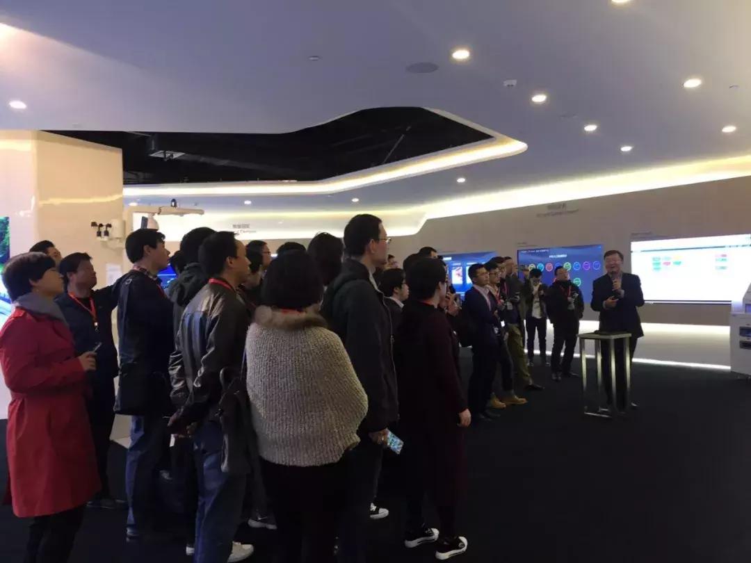 中国零售CIO俱乐部走进好邻居、华冠考察交流暨华为用户大会召开