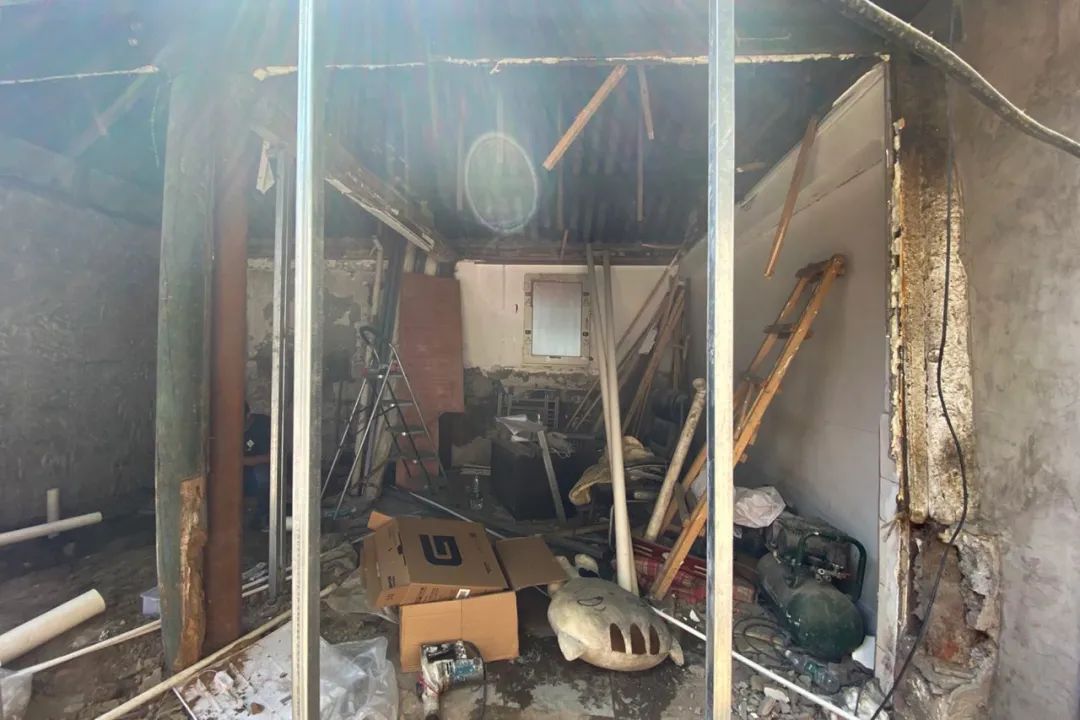 北京姑娘继承胡同老房，地板铺镜子、浴厕全透明，一个人住太爽