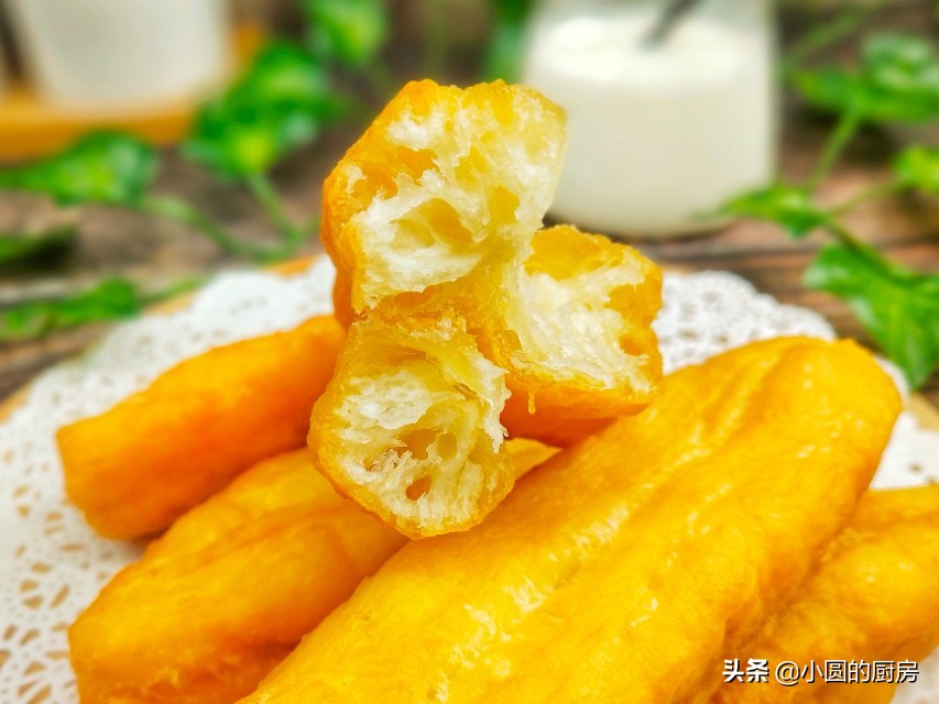 油条怎么做到蓬松酥脆还加酵母吗,油条膨松剂掺入酵母炸出油条效果