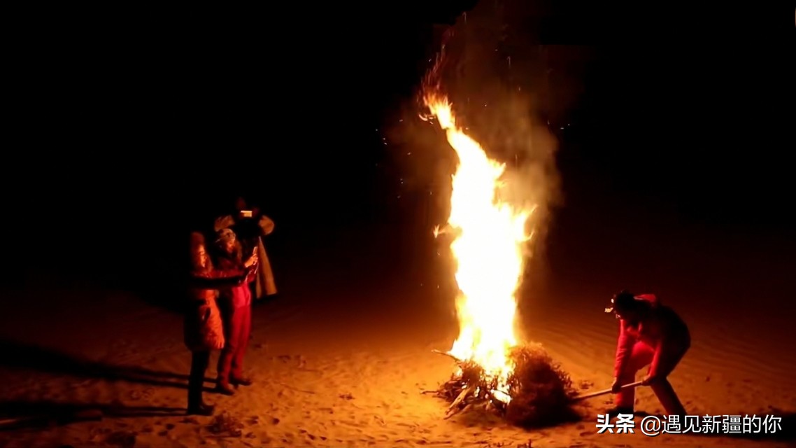 塔克拉玛干沙漠篝火晚会,六轮越野车穿越无人区