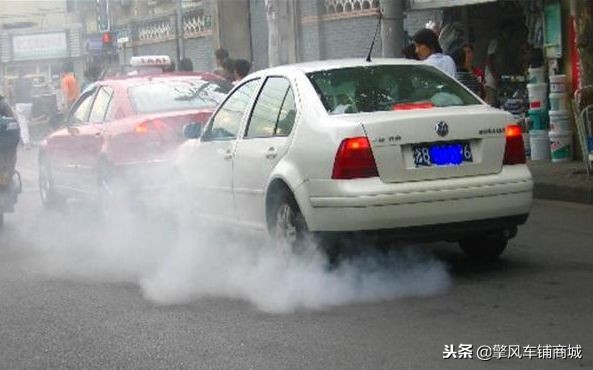 汽车冬天启动排气管冒烟有异味,摩托车冬天排气管冒白烟怎么回事