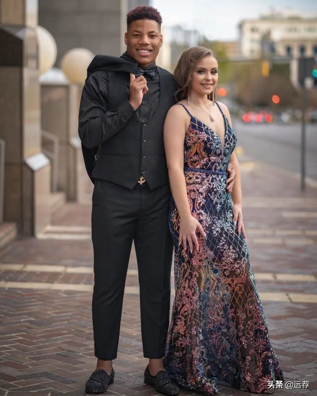 18岁澳洲女孩找黑人做男友!被无良网站公示供人羞辱