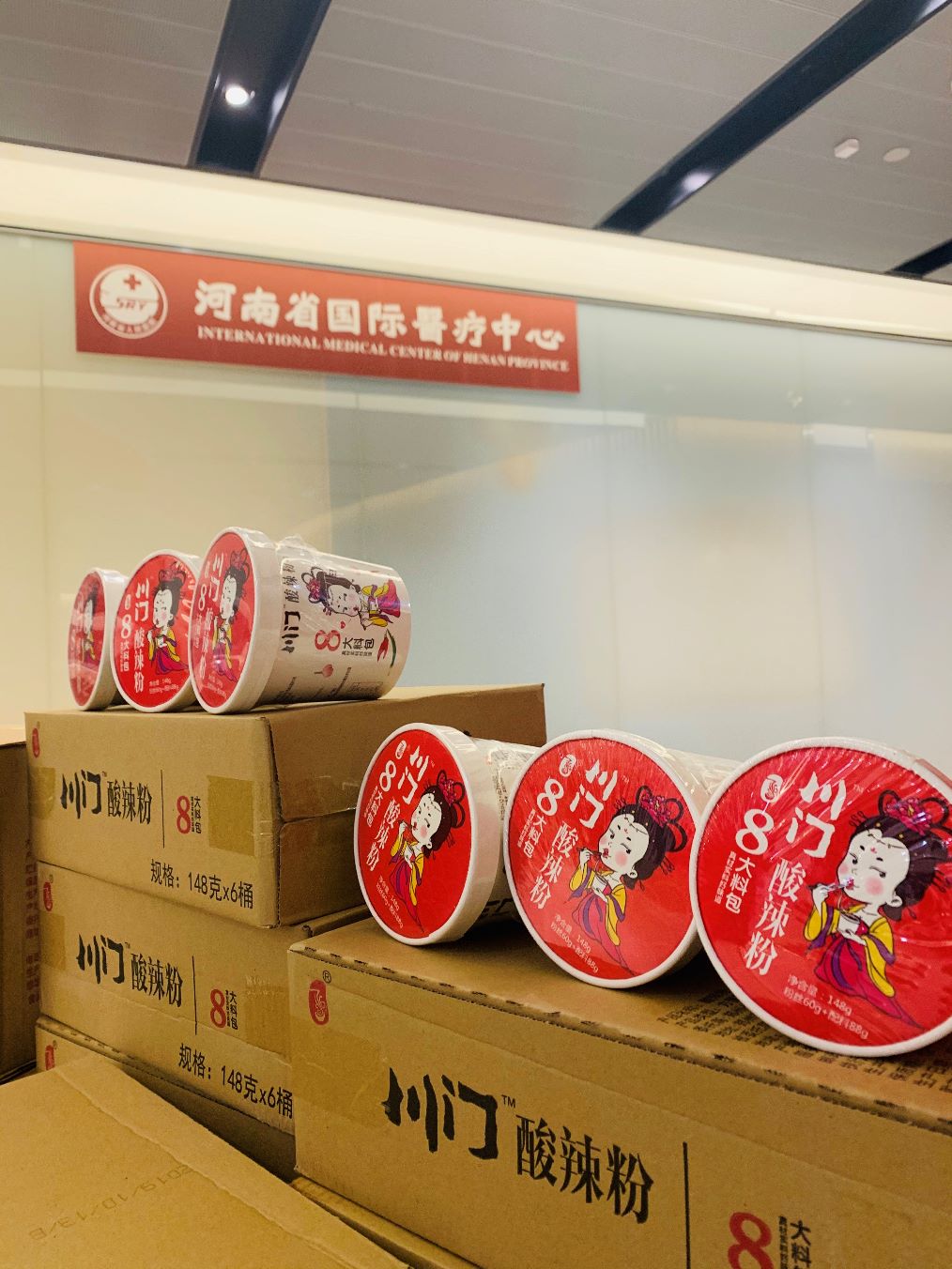 75岁老医生坚守抗疫一线,73岁大爷给抗疫一线奶奶送饭