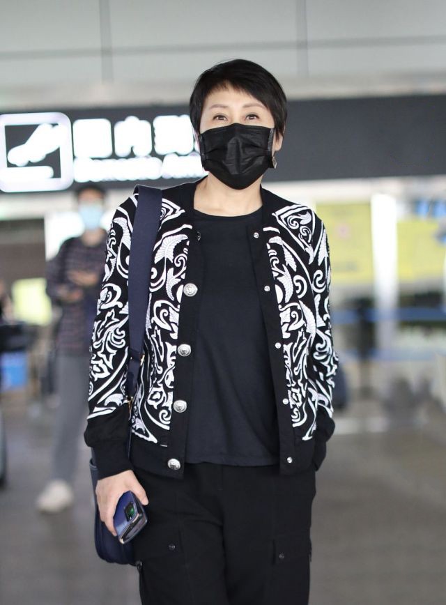 张凯丽港风复古造型,张凯丽深蓝色牛仔裤