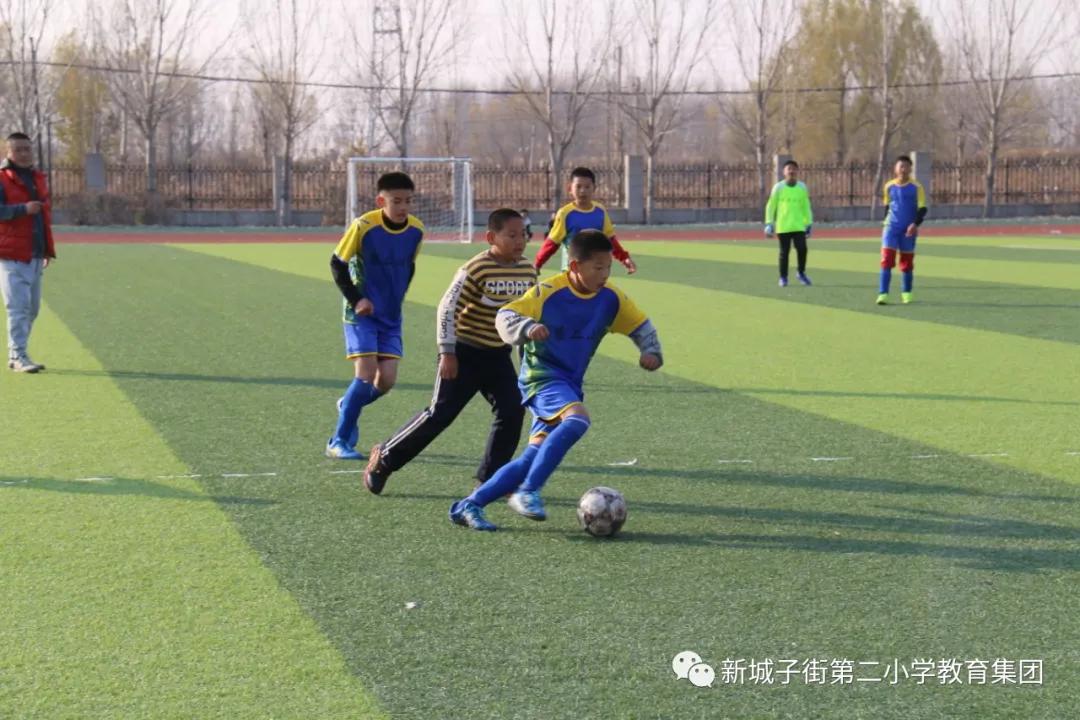 足球竞技快乐共享——街二小在区“中小学生足球赛”中荣获亚军