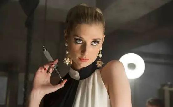 大长腿穿行在时间钳形运动里：高妹伊丽莎白·德比茨基