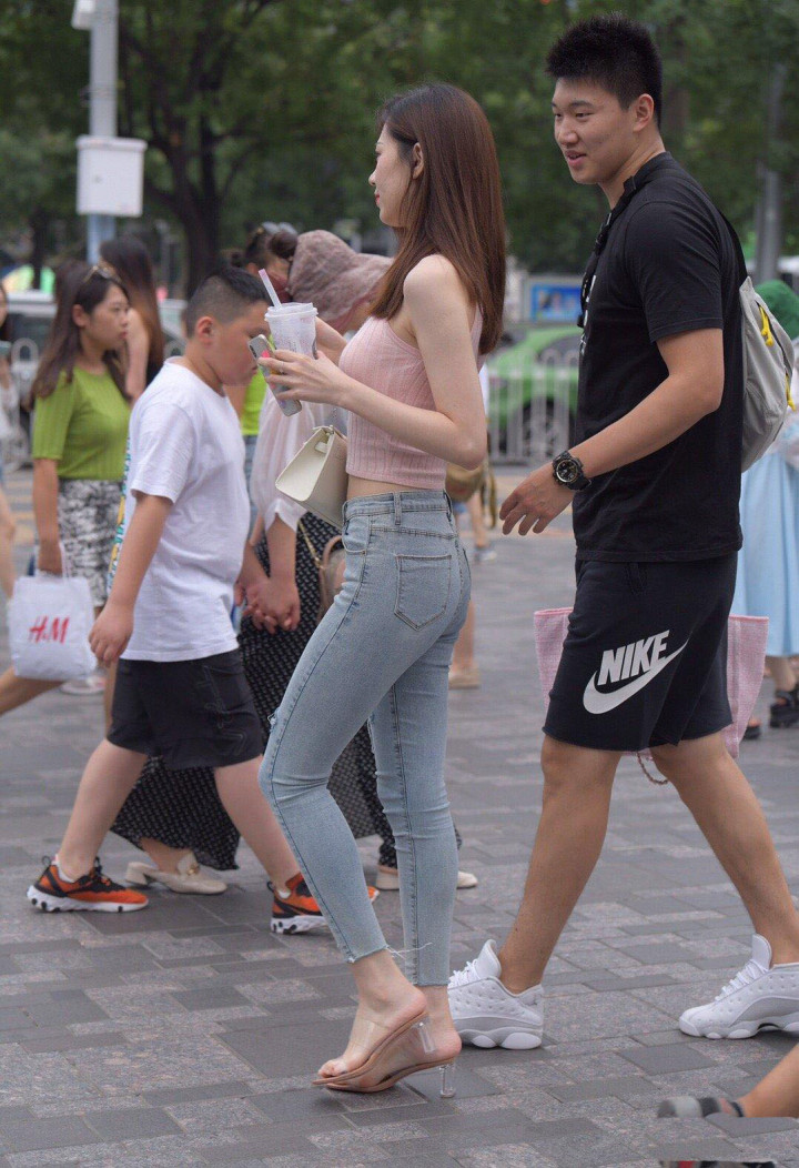 不仔细看，还以为脚踩空了，这172cm身高让人自卑吧？