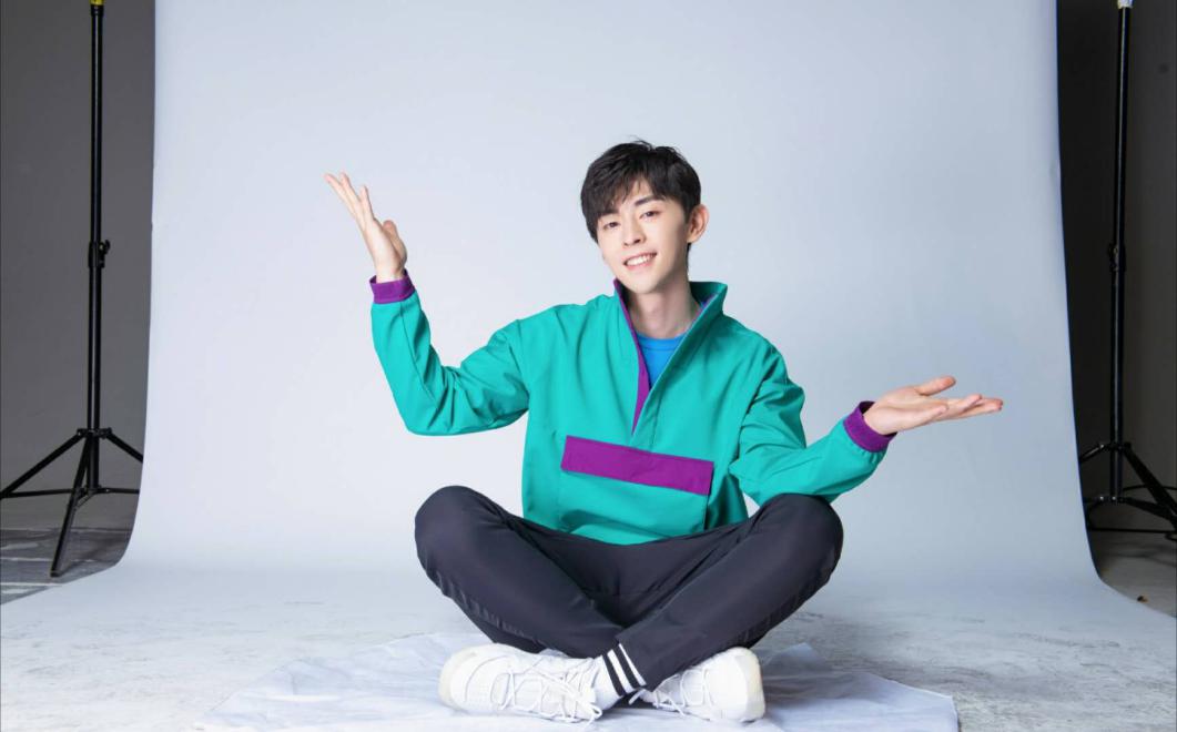 邓伦就是典型的衣架子！穿起绿色拼接运动装，活力四射男友力爆表