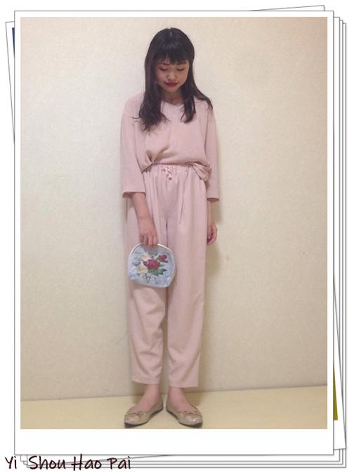 粉红色裤子搭配什么颜色上衣好看,粉红色裤子配什么上衣好看