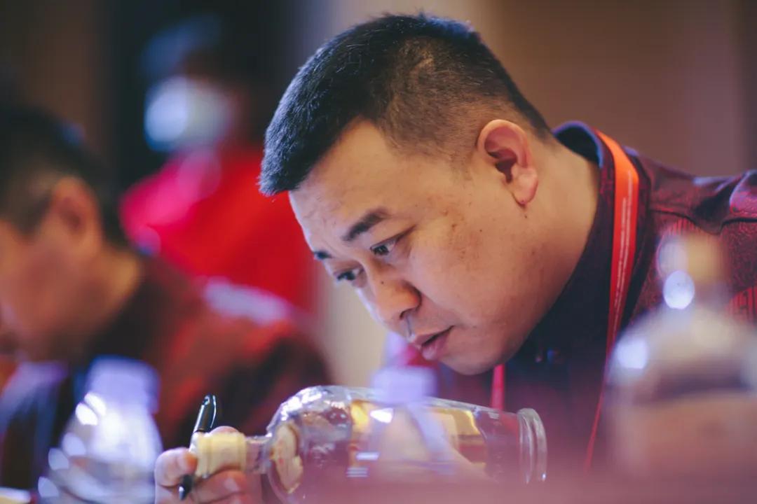 他们收老酒，卖老酒，喝老酒，他们是一帮疯狂“老酒人”