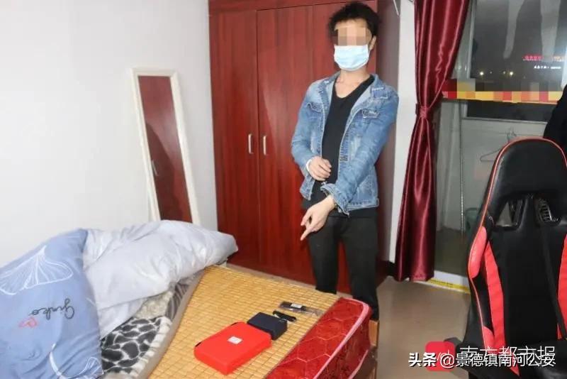 男子偷监控被监控拍全程,监拍男子深夜偷女士内衣