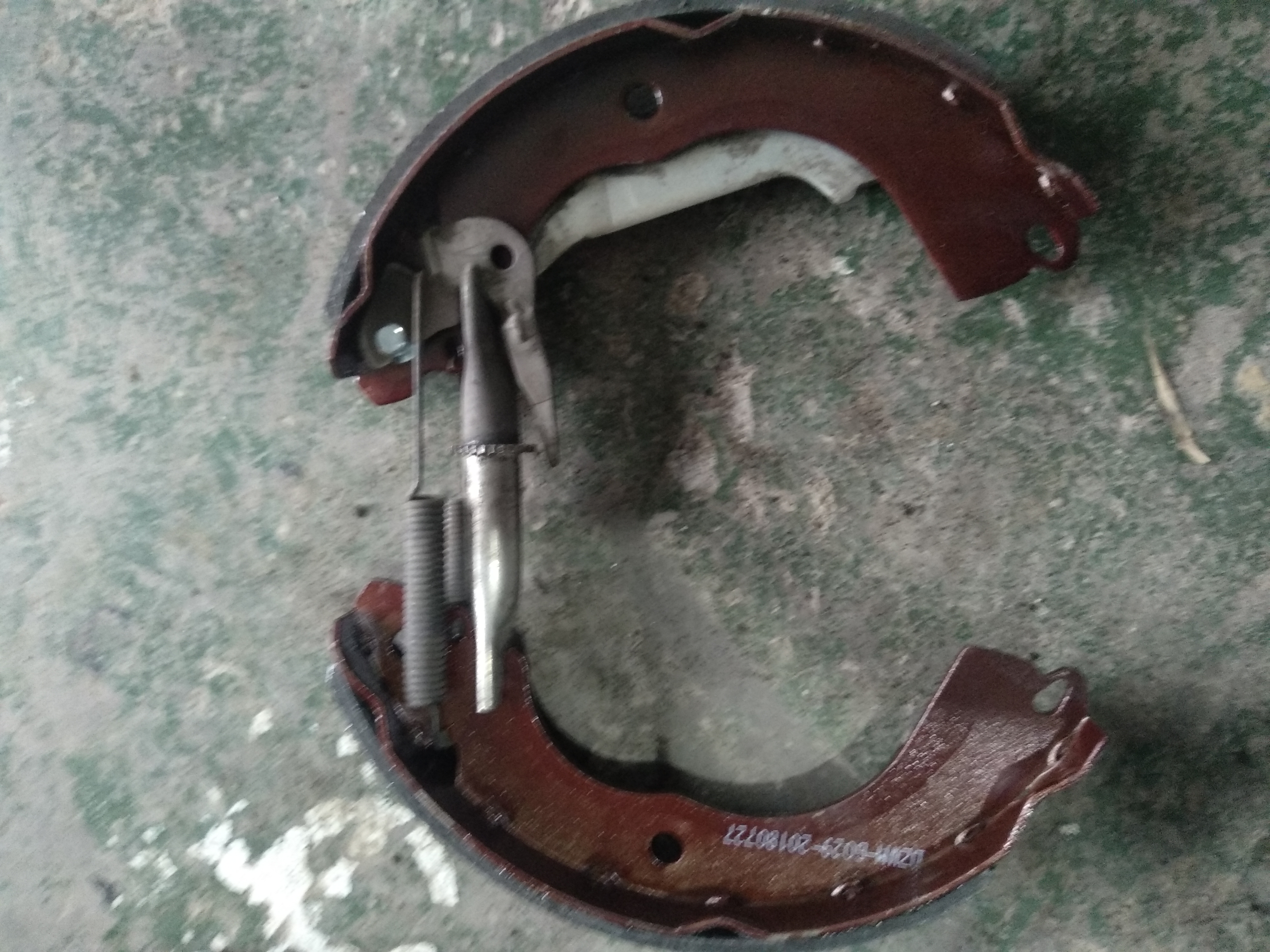 行驶时踩刹车咯吱咯吱的异响,摩托车刹车异响滋滋