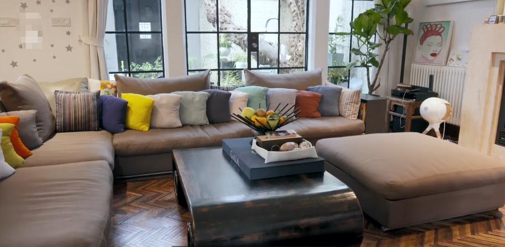 这个敢在客厅挂“*爱性**关系”画的妈妈,太飒了