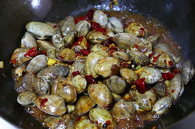 炒蛤蜊需要烫一下吗,炒蛤蜊要不要放醋