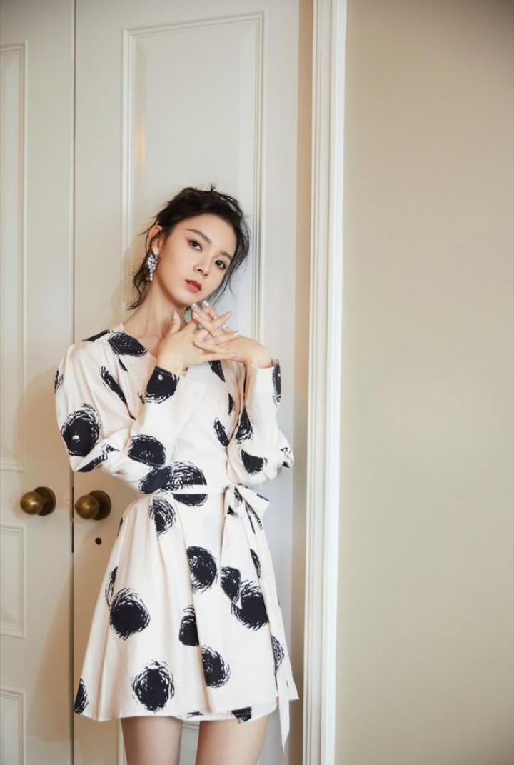 陈瑶穿露脐装,陈瑶穿格子衣服