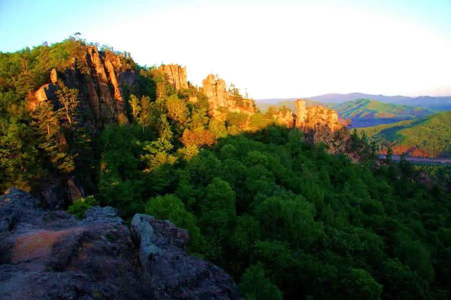 古诗词里的山，江碧鸟逾白，山青花欲然