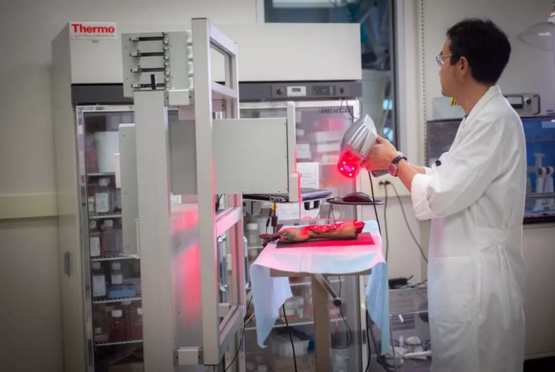 模仿自体移植，首个将双层皮肤直接“打印”在伤口的生物打印机