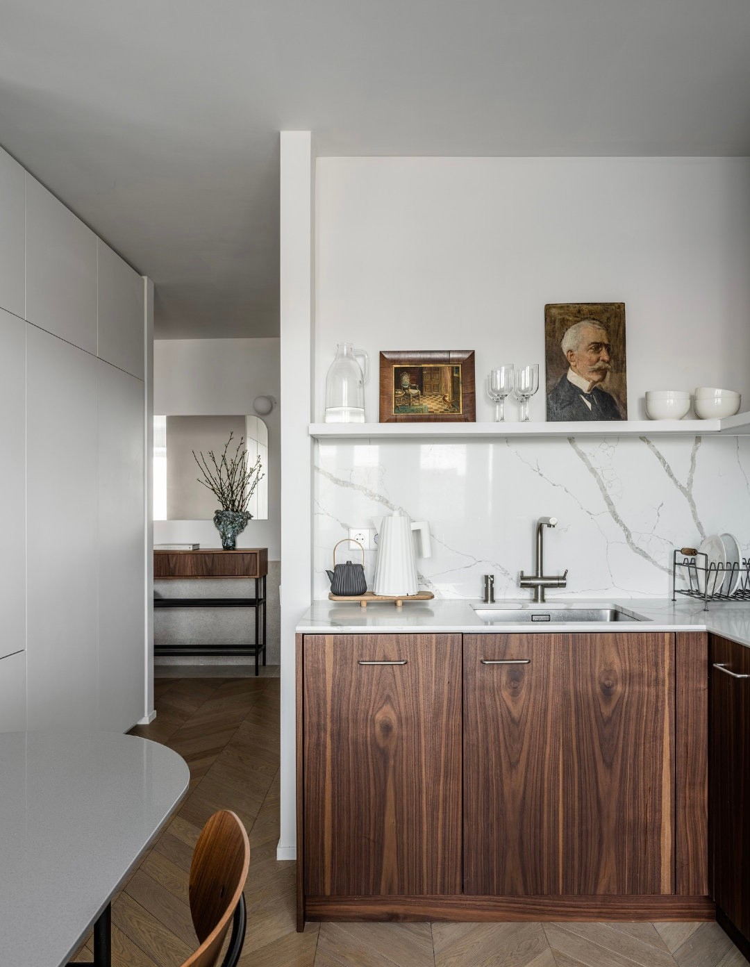 50平小户型深色极简风,深木色和灰色适合小户型吗