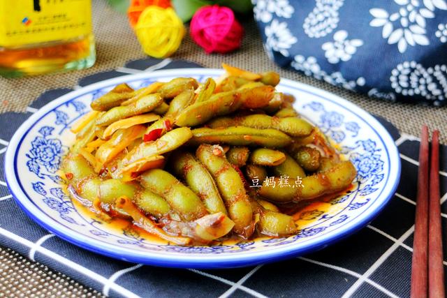 天热最爱，买1斤毛豆，加2勺盐简单一煮，一盘子也不够吃