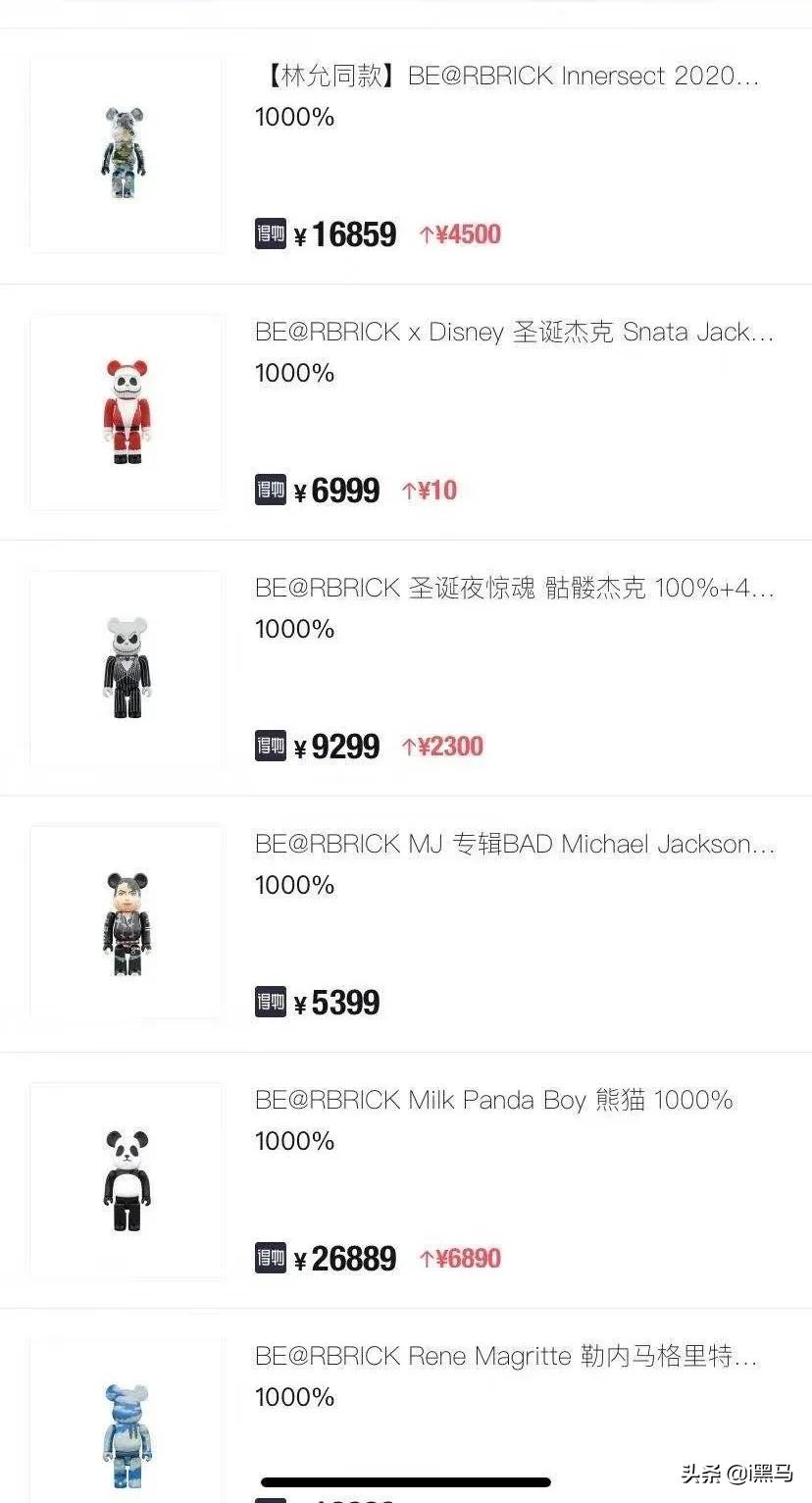 一只玩具熊在卧室里,一只玩具熊换房间