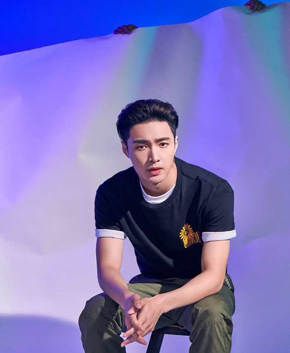 张艺兴匡威联名款穿搭,张艺兴穿黑匡威