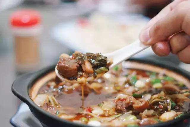 「欧蓓莎跨年巨献」醉美油纸伞、马戏团表演、环球美食节应有尽有