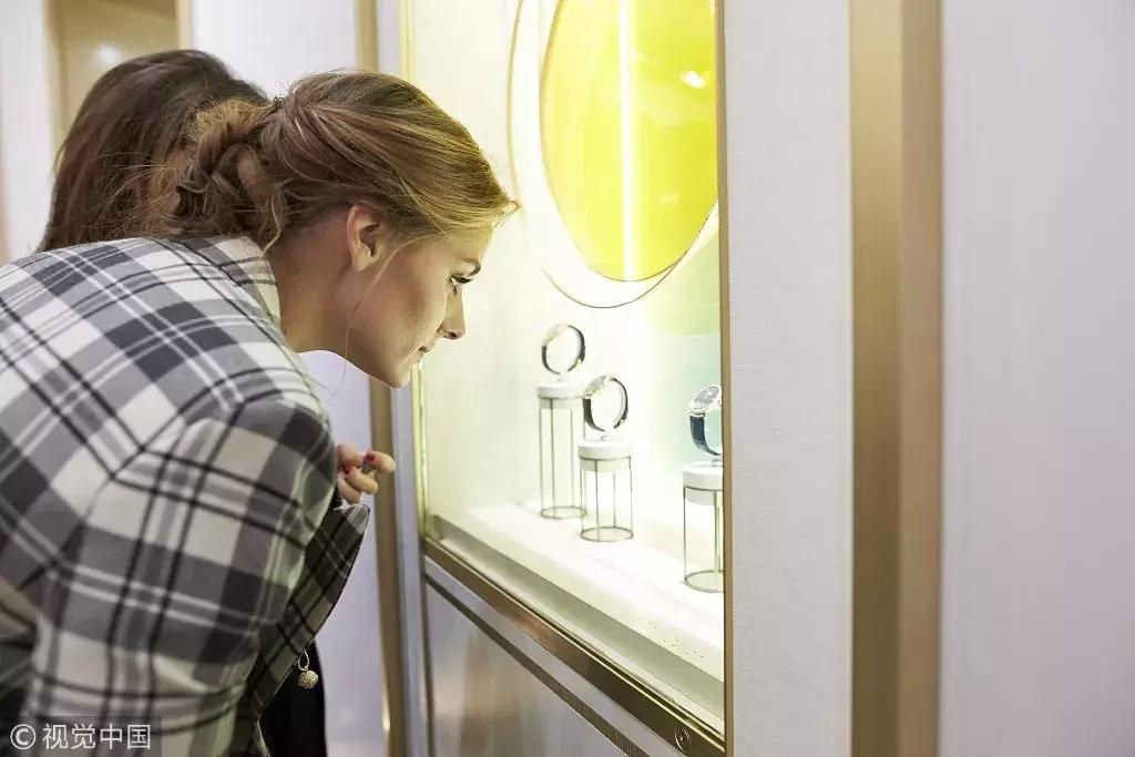 奢侈品的最后坚守,要不要上网卖?丨Cover计划