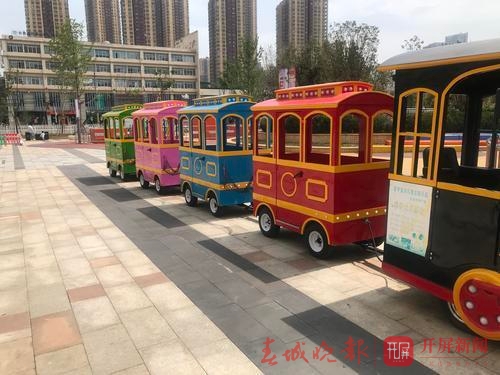 昆明商场人堆里穿梭的小火车!你有证吗?司机培训过吗?出事谁负责?