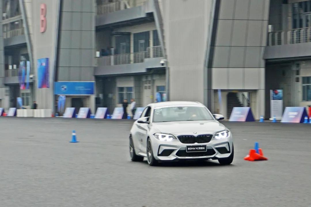 拒绝‘器材*党**’价值三千的BMW精英驾驶到底能学到什么？