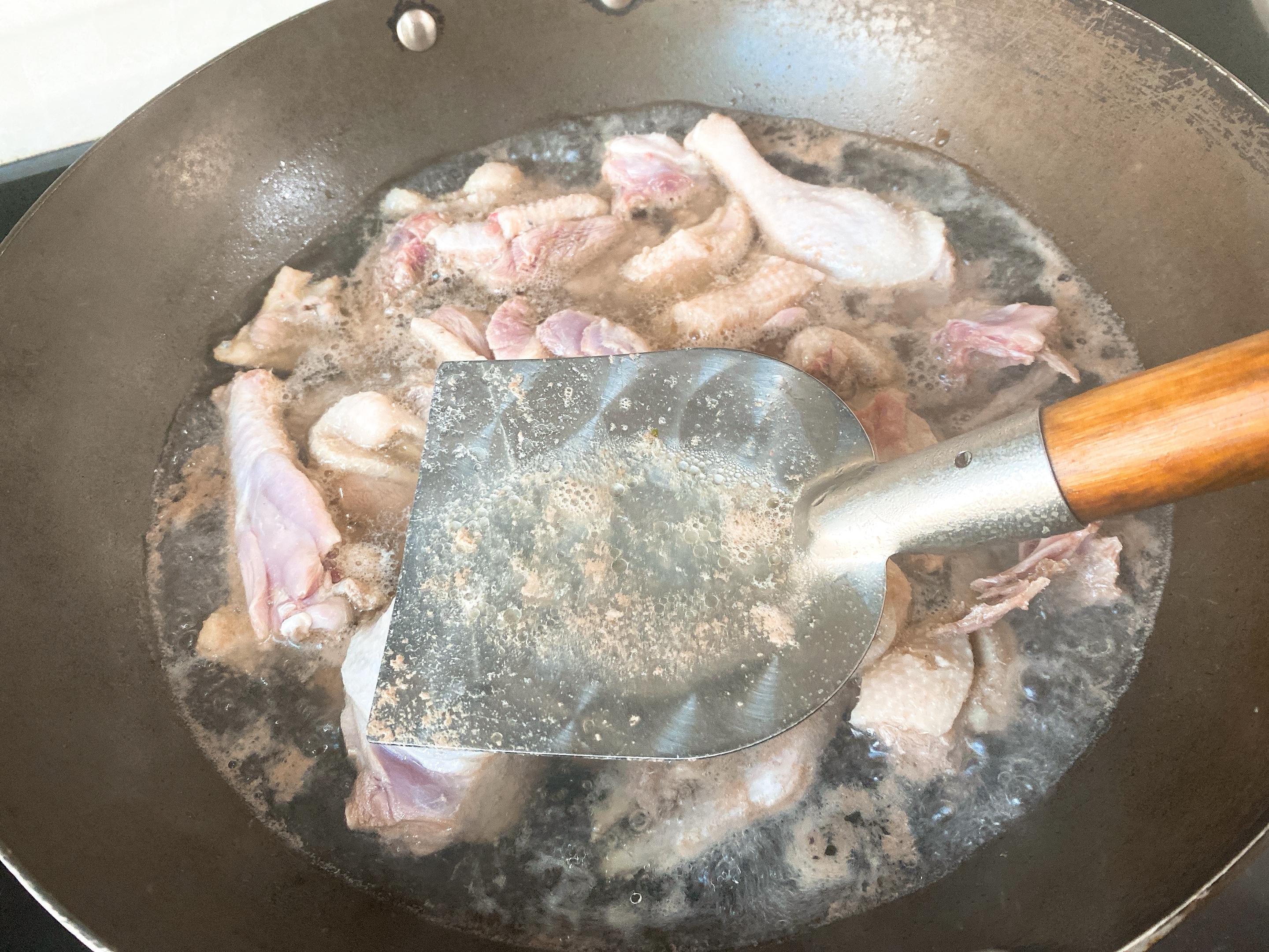 鸭汤焯水后要不要炒一下,高丽参鸭汤鸭子要焯水吗