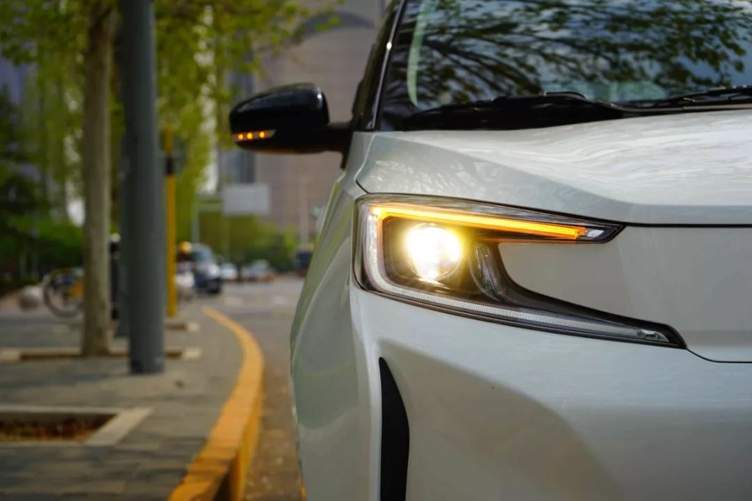 新特DEV1试驾体验：续航300落地7万，不靠补贴也能打？