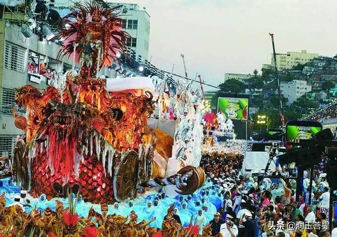 巴西踢球跳桑巴,巴西桑巴舞蹈女性