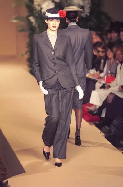 那个卖口红的YSL，教会女孩不色情的穿黑*袜丝**