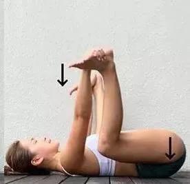 放松下腰背瑜伽体式,放松下腰的动作